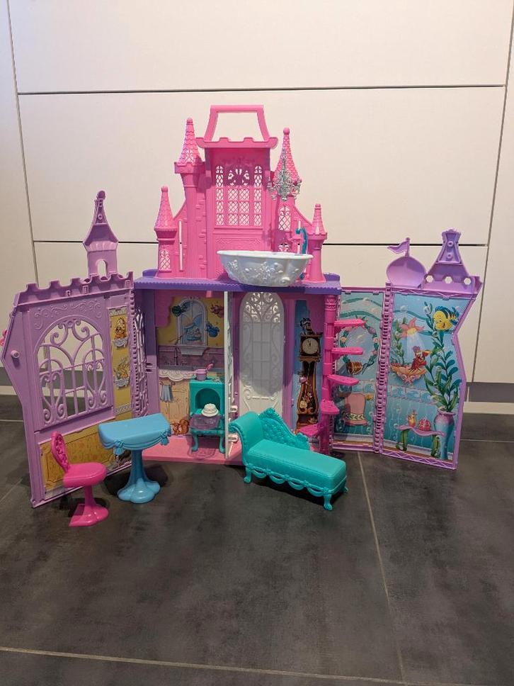 Prinsessen kasteel Barbie / poppenhuis draagbaar, Kinderen en Baby's, Speelgoed | Poppen, Zo goed als nieuw, Barbie, Ophalen of Verzenden