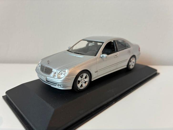 Mercedes-Benz E-klasse Saloon (Type W211) 2003 - MiniChamps, Hobby en Vrije tijd, Modelauto's | 1:43, Zo goed als nieuw, Auto