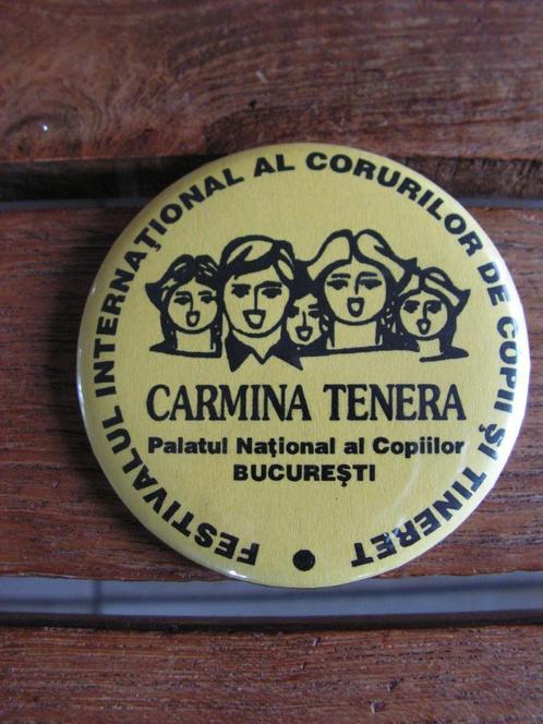 Vintage button Roemeens jeugdkoor Carmina Tenera, Verzamelen, Speldjes, Pins en Buttons, Zo goed als nieuw, Button, Stad of Land
