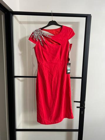 Nieuwe jurk met prijs eticket beschikbaar voor biedingen