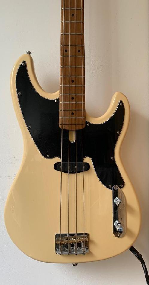 Bass (Sire D5) + amp (Ampeg B3 150W) + effect Boss ODB3), Musique & Instruments, Instruments à corde | Guitares | Basses, Utilisé