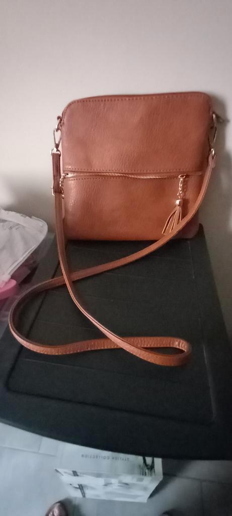 Petit sac avec bandoulière, Handtassen en Accessoires, Tassen | Schoudertassen, Zo goed als nieuw, Ophalen of Verzenden