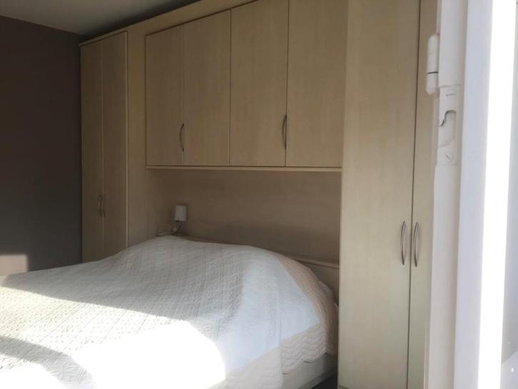 kast met bed, Huis en Inrichting, Slaapkamer | Bedden, Gebruikt, Tweepersoons, 180 cm, 200 cm, Hout, Beige, Ophalen