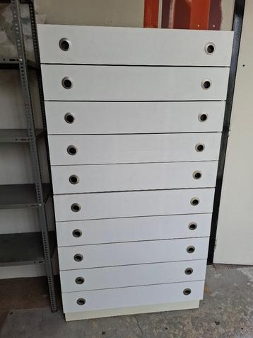 Ladenkasten beschikbaar voor biedingen