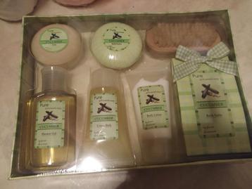 giftset grote mooie kist met deksel en 7 verzorgingsproducte beschikbaar voor biedingen