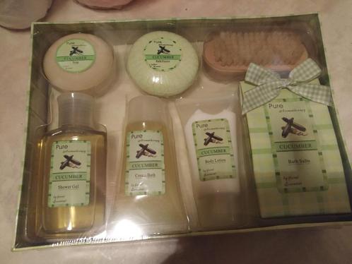 giftset grote mooie kist met deksel en 7 verzorgingsproducte, Handtassen en Accessoires, Uiterlijk | Lichaamsverzorging, Nieuw
