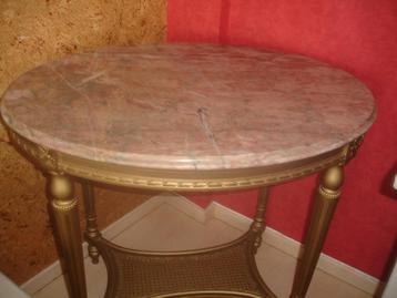 Mooie ovale tafel met marmeren blad beschikbaar voor biedingen
