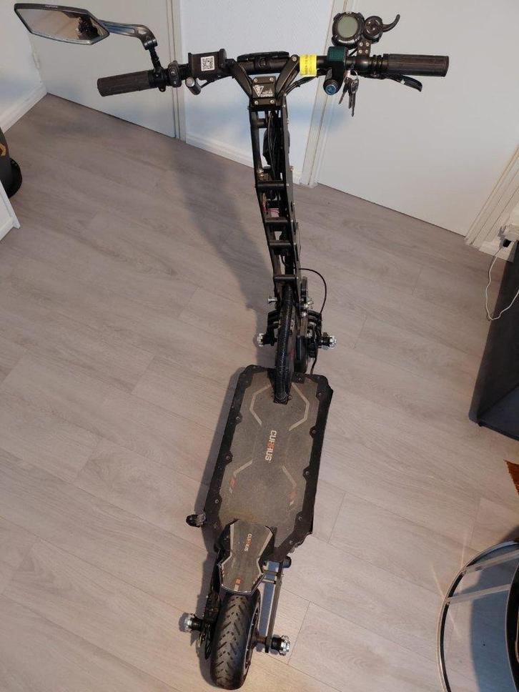 Currus elektrische scooter + 2 laders, Fietsen en Brommers, Steps, Gebruikt, Elektrische step (E-scooter), Ophalen