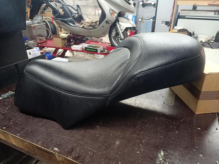 Kymco Grand Dink 50 Custom made buddyseat zadel zwart, Fietsen en Brommers, Brommeronderdelen | Algemeen, Zo goed als nieuw, Zadel