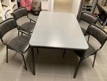 mooie keukentafel en 4 stoelen  beschikbaar voor biedingen
