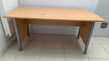 Bureautafel beschikbaar voor biedingen