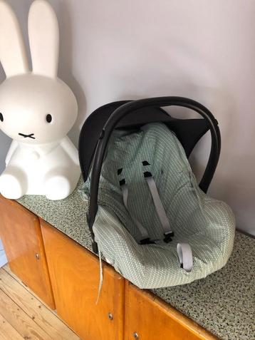 Maxi-cosi met family-fix + newbornset + overtrek en dekentje beschikbaar voor biedingen