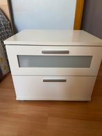 Wit nachtkastje met 2 lades, Huis en Inrichting, Slaapkamer | Nachtkastjes, Ophalen, Zo goed als nieuw