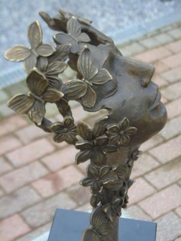 gesigneerde bronzen buste met vlindergezicht. beschikbaar voor biedingen