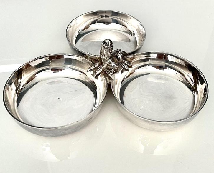 Verzilverd presenteerschaaltje met drie ronde vakken., Huis en Inrichting, Woonaccessoires | Schalen en Manden, Gebruikt, Schaal