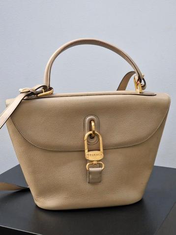 Magicien Delvaux, coleur beige disponible aux enchères