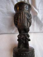 Formidabel beeld van een hand die een beker draagt H 20 cm, Antiek en Kunst, Kunst | Beelden en Houtsnijwerken, Ophalen of Verzenden