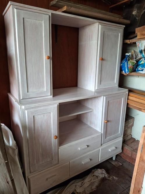 Kast in grenen hout, doorschijnend wit overschilderd, Huis en Inrichting, Kasten | Buffetkasten, Zo goed als nieuw, Ophalen