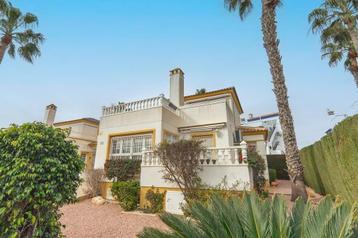 Half-vrijstaande villa te koop in in Villamartin met garage. beschikbaar voor biedingen