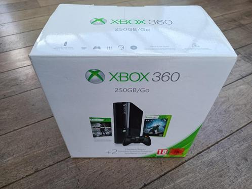 Console XBOX 360 + 2 manettes + 2 jeux, Games en Spelcomputers, Spelcomputers | Xbox 360, Gebruikt, 250 GB, Met 2 controllers