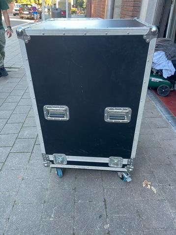Stolpcase met 19” binnenrack met schuiven beschikbaar voor biedingen