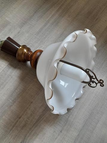 Mooie vintage hanglamp van opaline/hout/metaal in perfecte s