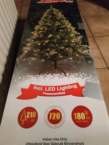 Kerstboom 2,10m met 180 led lampjes en kerstballen beschikbaar voor biedingen