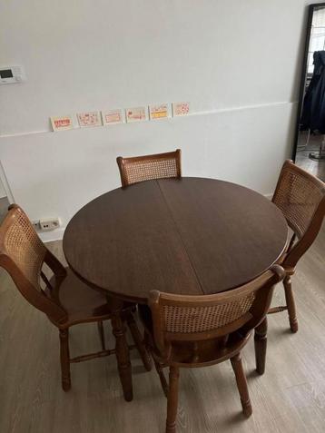 Tafel en 4 stoelen