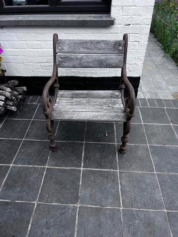 2 robuuste tuinbanken met gietijzeren frame beschikbaar voor biedingen