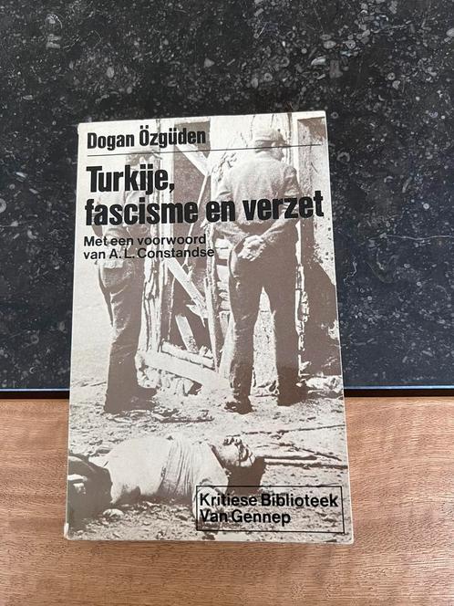 Turkije, fascisme en verzet - Dogan Özgüden, Boeken, Politiek en Maatschappij, Gelezen, Politiek en Staatkunde, Ophalen of Verzenden
