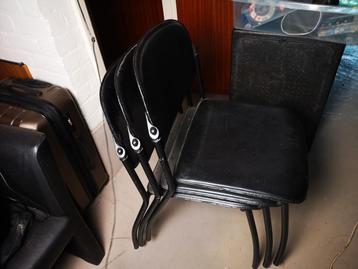 3 swartes stoelen  beschikbaar voor biedingen