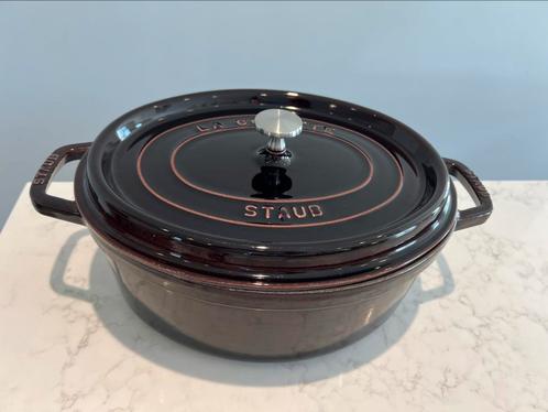 Staub La Cocotte ovaal Aubergine 31 cm in super staat, Huis en Inrichting, Keuken | Potten en Pannen, Zo goed als nieuw, Koekenpan of Braadpan