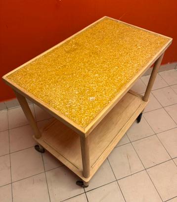Kleine tafel met wielen beschikbaar voor biedingen