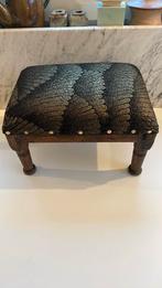 Vintage houten poefje/ krukje met gouden stof, Ophalen of Verzenden, Gebruikt, Stof
