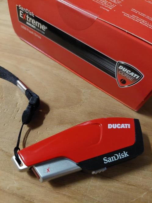Exclusieve Ducati USB stick - Sandisk 4 GB, Collections, Marques automobiles, Motos & Formules 1, Neuf, Motos, Enlèvement ou Envoi