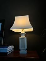 Tafellamp wit met nieuwe lampenkap Hollywood regency, Huis en Inrichting, Lampen | Tafellampen, Zo goed als nieuw, 50 tot 75 cm