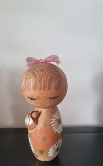 Leuke Daisies Kokeshi van vermoedelijk Aoki Ryoka (1931-) beschikbaar voor biedingen