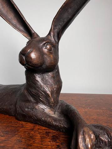 Elegante bronzen haas beschikbaar voor biedingen