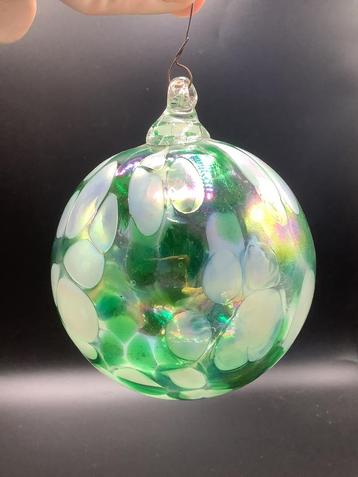 Oude kerstbal van geblazen glas beschikbaar voor biedingen