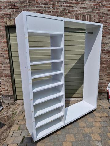 Stevige Witte houten Winkelkast op wielen met kleerhanger ! beschikbaar voor biedingen
