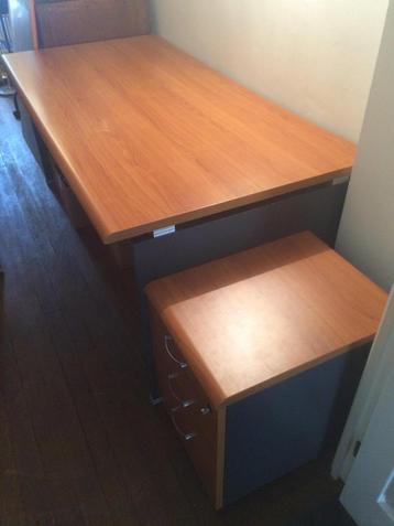Bureau met ladenkastje beschikbaar voor biedingen