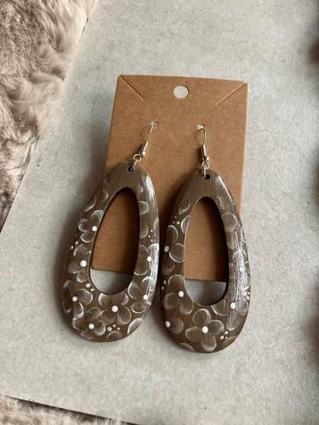 Unieke Handbeschilderde Oorbellen Brown Hortensia ByJ&S🤎 beschikbaar voor biedingen