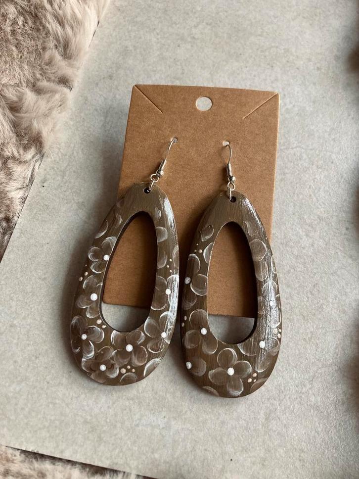 Unieke Handbeschilderde Oorbellen Brown Hortensia ByJ&S🤎, Handtassen en Accessoires, Oorbellen, Nieuw, Hangers, Overige materialen