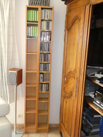2 cd- en dvd-schappen beschikbaar voor biedingen