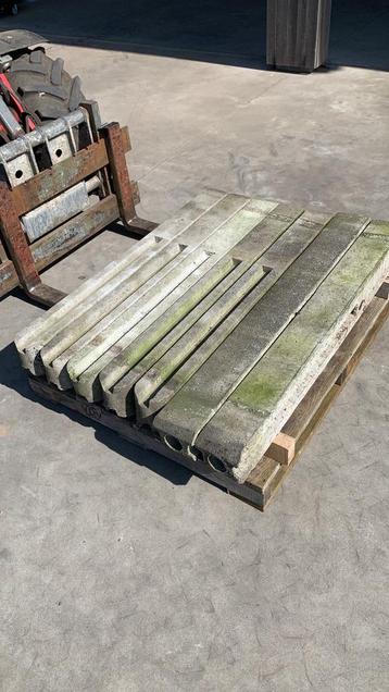 Betonnen plaathouders beschikbaar voor biedingen