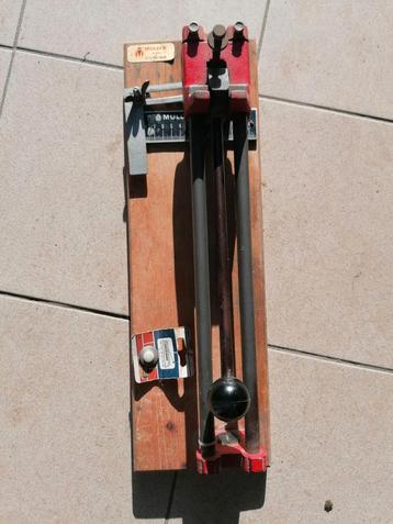 Tegelslijpmachine met reserve snijwieltje beschikbaar voor biedingen