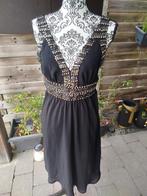 Prachtige jurk met kralen/ Bay/ maat M, Vêtements | Femmes, Robes, Taille 38/40 (M), Enlèvement ou Envoi, Comme neuf, Bay
