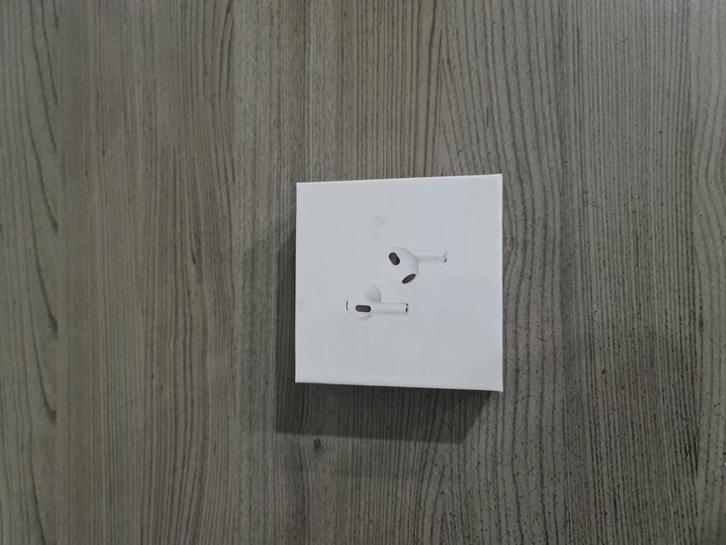 AirPods 3e generatie — Zeer goede staat — Met oplader + p, Computers en Software, Headsets, Nieuw, In-ear, Draadloos, Volumeregelaar