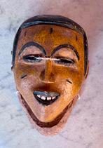Aziatisch Houten masker., Ophalen