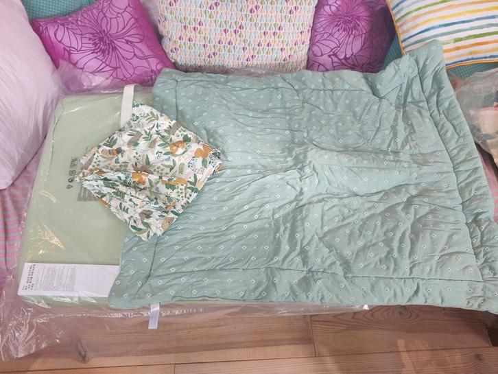Zo goed als nieuw: Baby/peuterbedje met matras en beddengoed, Kinderen en Baby's, Babywiegjes en Ledikanten, Zo goed als nieuw